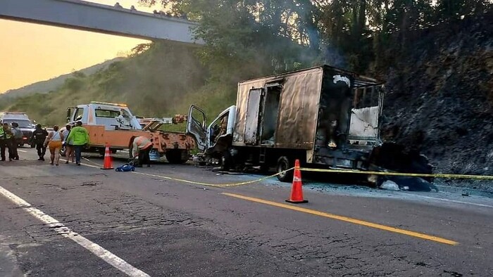 Suman cinco muertos y tres heridos tras choque frontal en la Siglo XXI