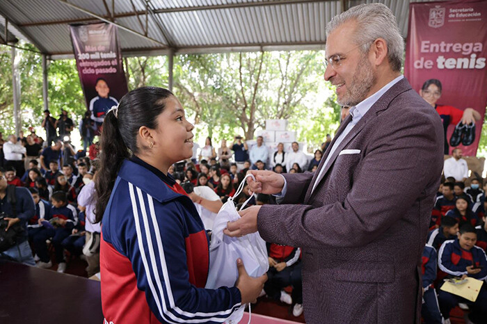 Suman más de 400 mil pares de tenis para estudiantes de secundaria en Michoacán