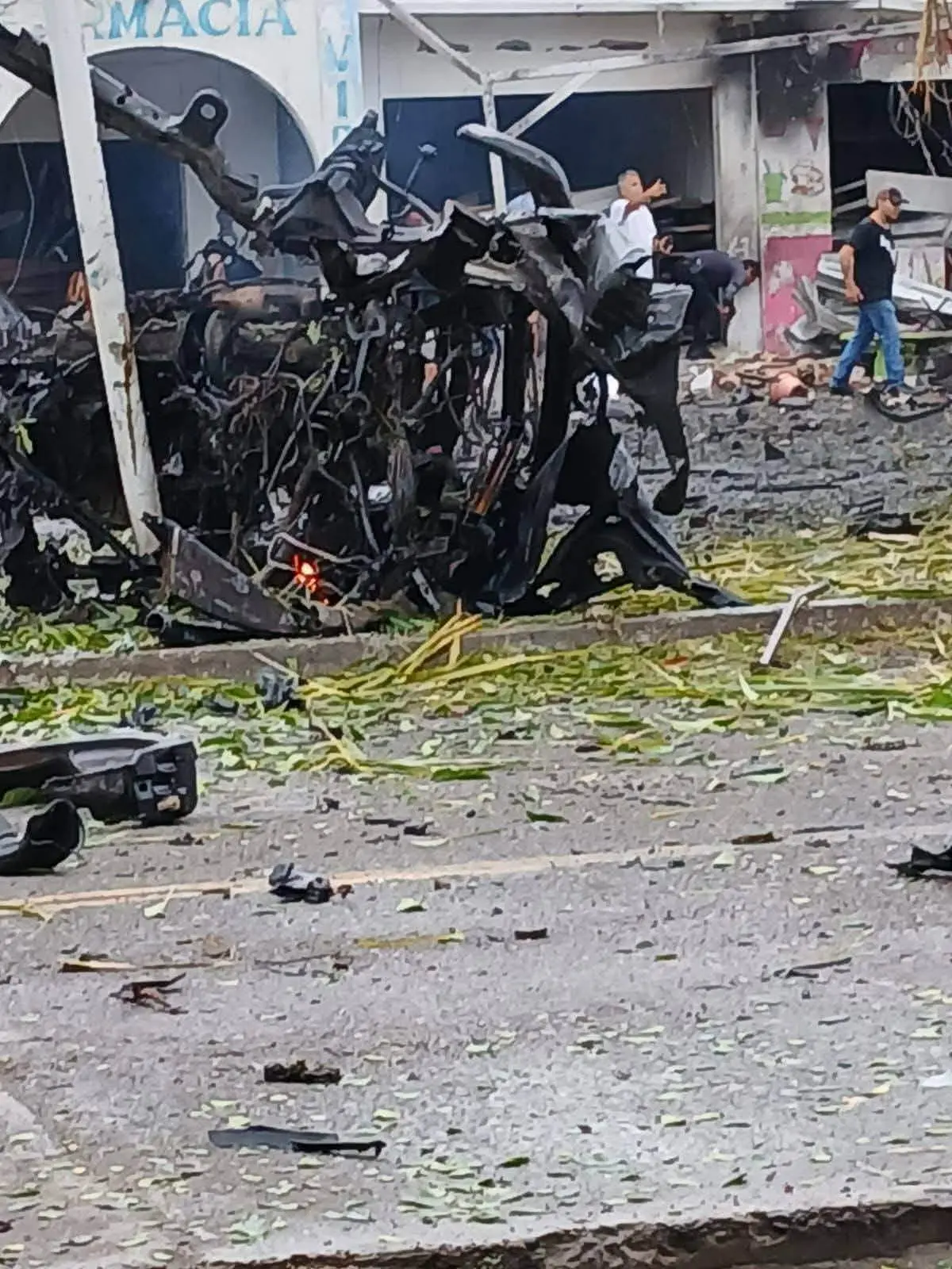 Suman seis muertos por explosión de carro bomba en Coahuayana