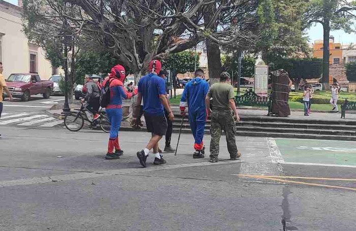 Superhéroes salen a las calles a regalar sonrías a niños y adultos