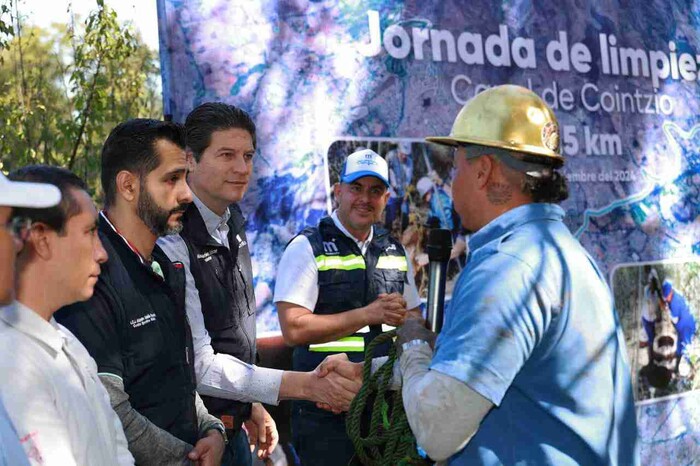 Supervisa Alfonso Martínez limpieza preventiva en canal de la presa Cointzio