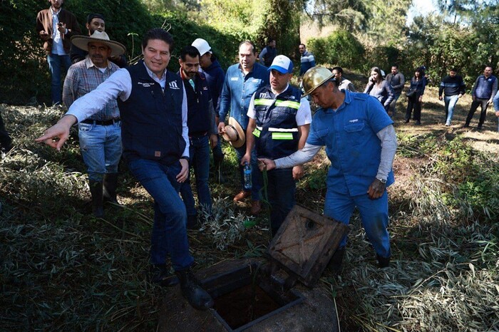 Supervisa Alfonso Martínez limpieza preventiva en canal de la presa Cointzio