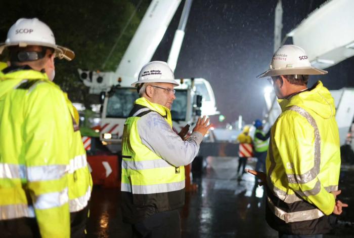 Supervisa Bedolla colocación de primera trabe de acero en paso vehicular La Hielera, en Uruapan