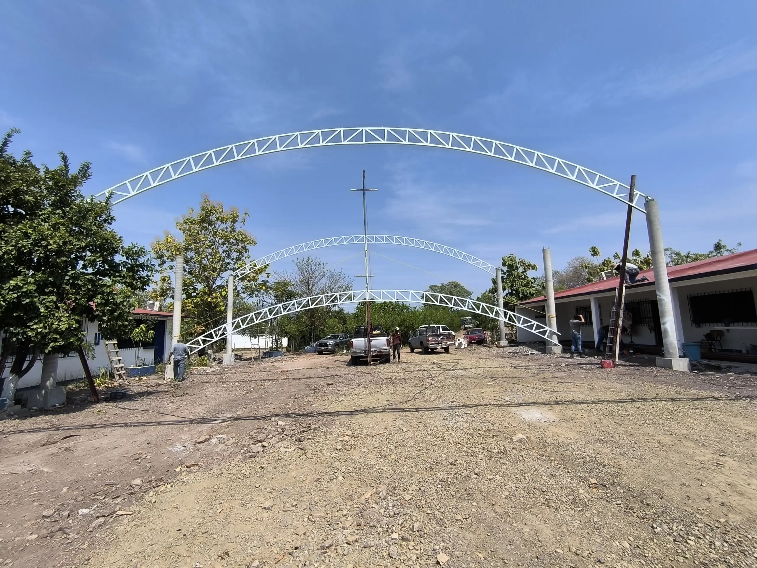 Supervisa Pablo Varona la construcción del techumbre para UPN Subcentro Huetamo