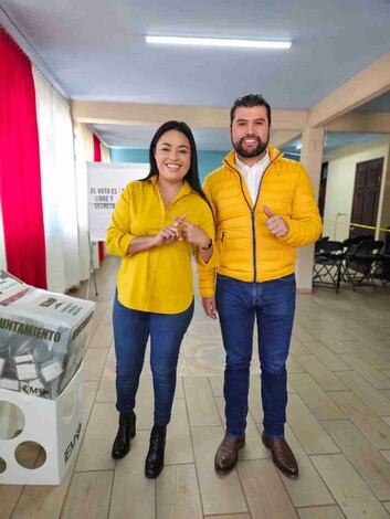 Susy Ruiz vota en Tzintzingareo; se dice contenta y entusiasmada