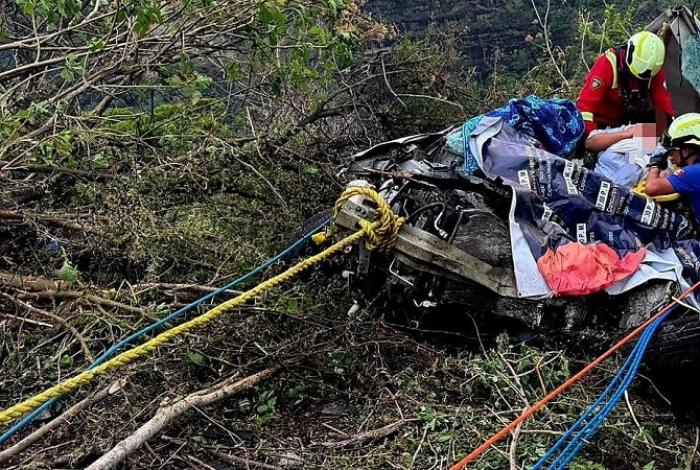Tacámbaro: Choque entre camión torton y automóvil deja 3 muertos y una herida