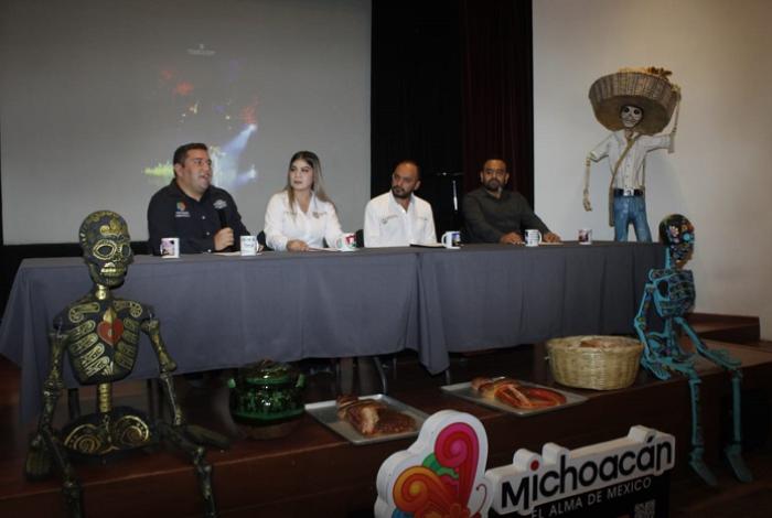 Tacámbaro va de nuevo por la Gran Ofrenda, el altar más grande en Noche de Muertos en Michoacán