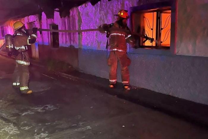 Tangancíaro: Fuego consume casa en su totalidad, en El Cupatizio