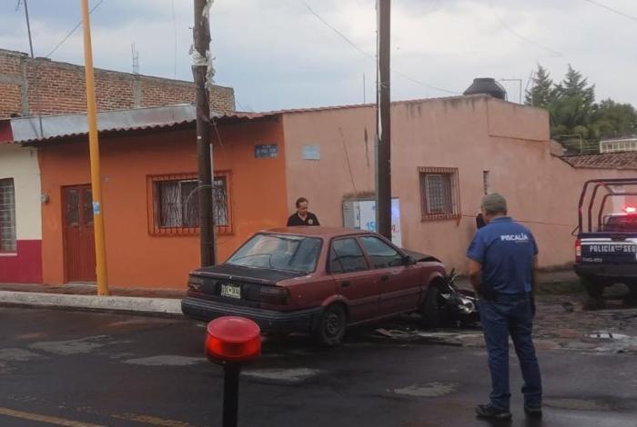 Tangancícuaro: adolescente pierde la vid4 en choque de moto y auto; su primo está grave