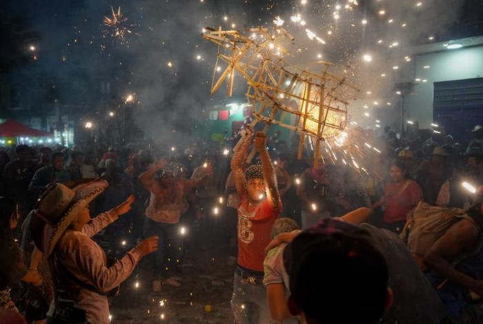 Tarímbaro: arde la fiesta con los toritos de fuego y color