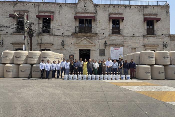 Tarímbaro consolida programas de apoyo a la vivienda con entrega de impermeabilizante y tinacos subsidiados