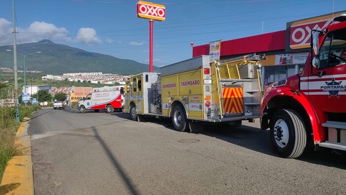 Tarímbaro: motociclistas prenden fuego a OXXO en fraccionamiento Hacienda del Sol