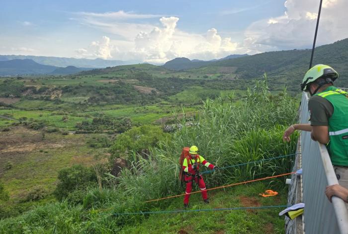 Tarímbaro: operativo de rescate de un hombre que cayó a un barranco