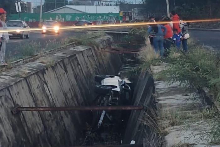 Tarímbaro: Vuelca vehículo tras caer en canal de agua pluvial en Metrópolis II