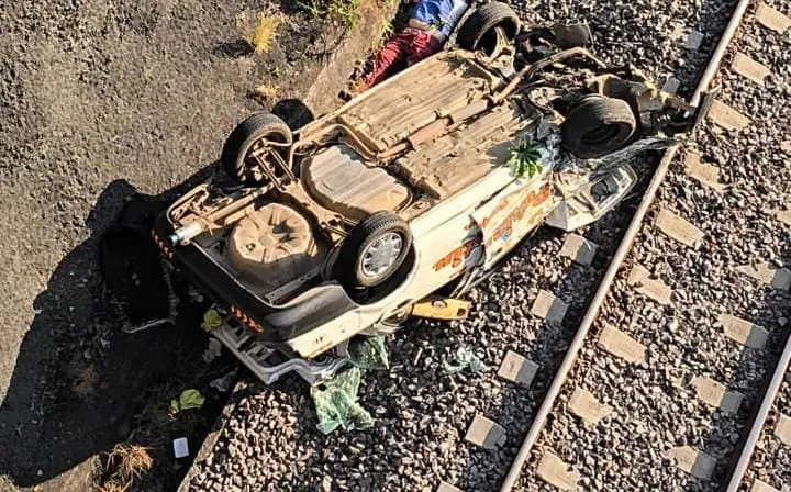 Taxi cae a las vías del tren y provoca fuerte movilización en San Andrés Corú