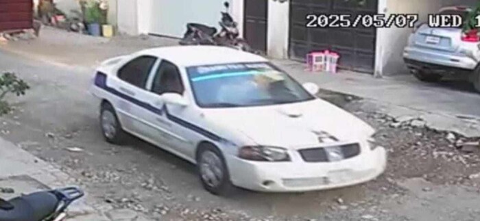 Taxi robado aparece calcinado tras presunto ataque con dron en Apatzingán