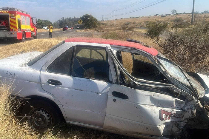 Taxi se accidenta en la carretera Morelia-Pátzcuaro; el conductor resulta ileso