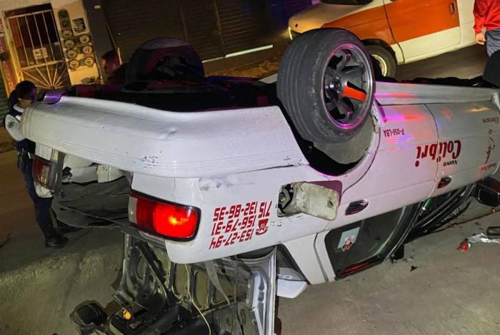 Taxista de la línea Colibrí, de Zitácuaro, vuelca la unidad