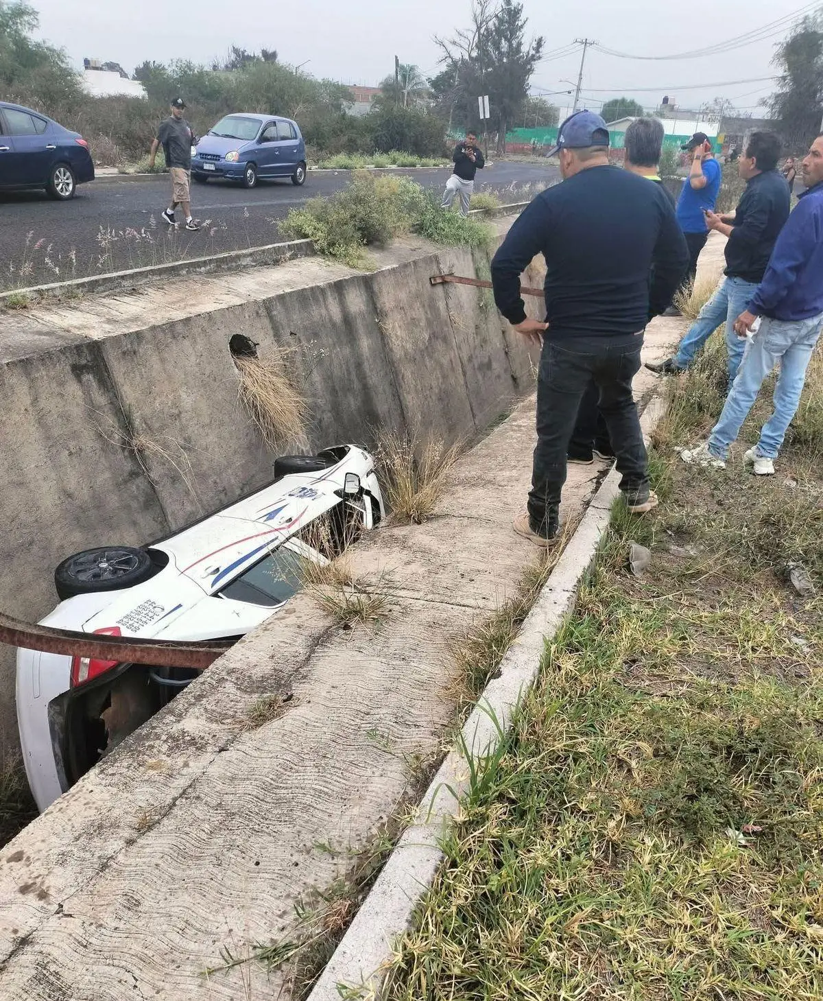 Taxista herido al caer a canal en Tarímbaro