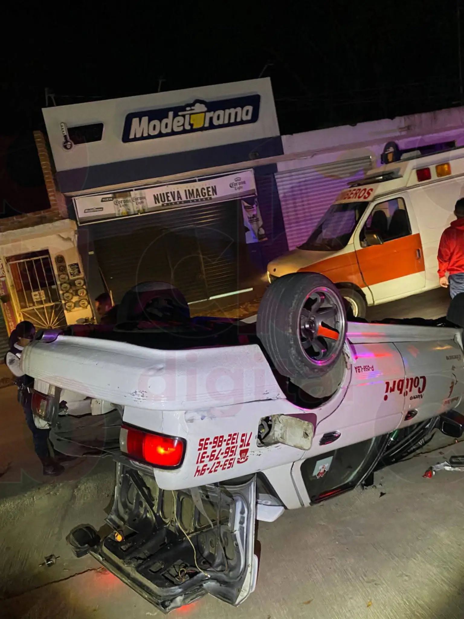 Taxista pierde el control de su unidad y termina volcándose