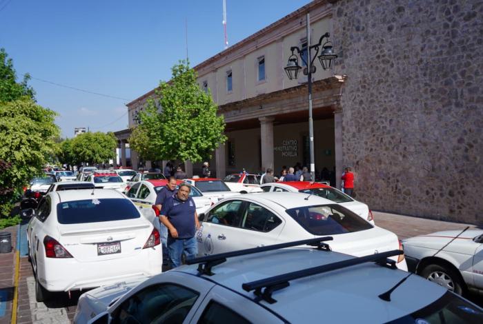 Taxistas bloquean el CAM y sus alrededores por falta de permisos