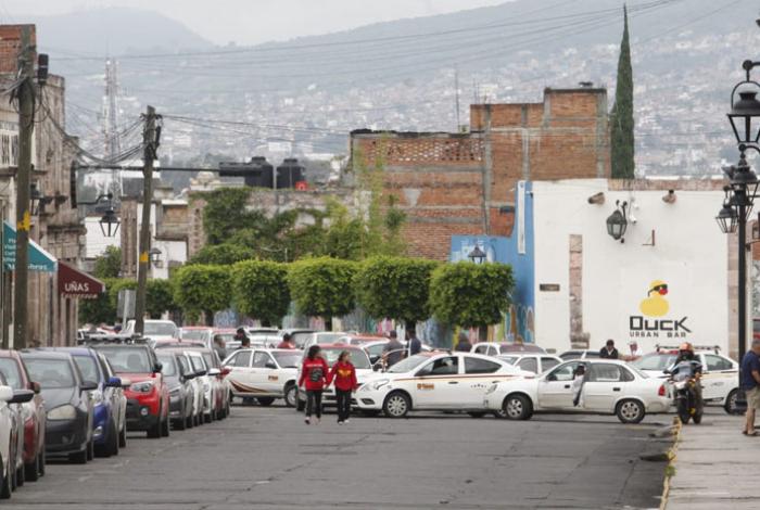 Taxistas se quejan de la Policía de Morelia porque los quita de sus bases donde llevan años e infracciona