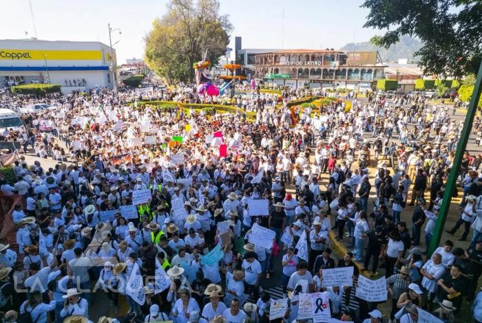 “Tendrán que matarnos a todos para que la lucha de Manzo deje de caminar”; miles marchan en Uruapan