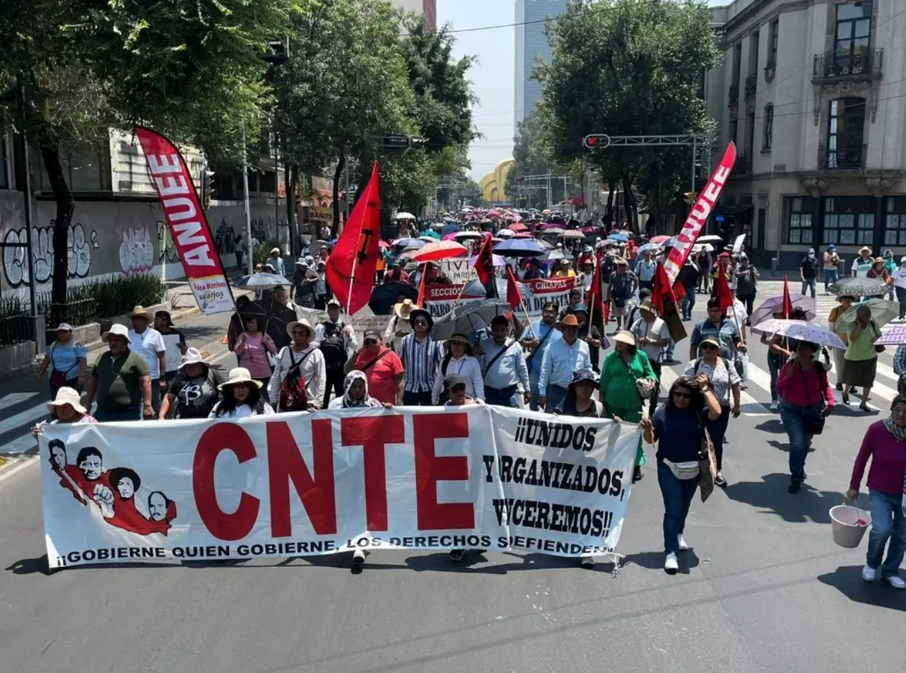 Tensión en el Zócalo: enfrentamiento verbal entre docentes de la CNTE y policías capitalinos