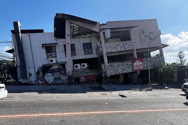 Terremoto de 7,8 sacude Filipinas; deja decenas de muertos y heridos