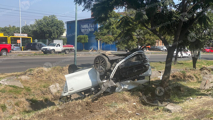 Terrible volcadura en Periférico de Morelia deja tres lesionados; dos son menores