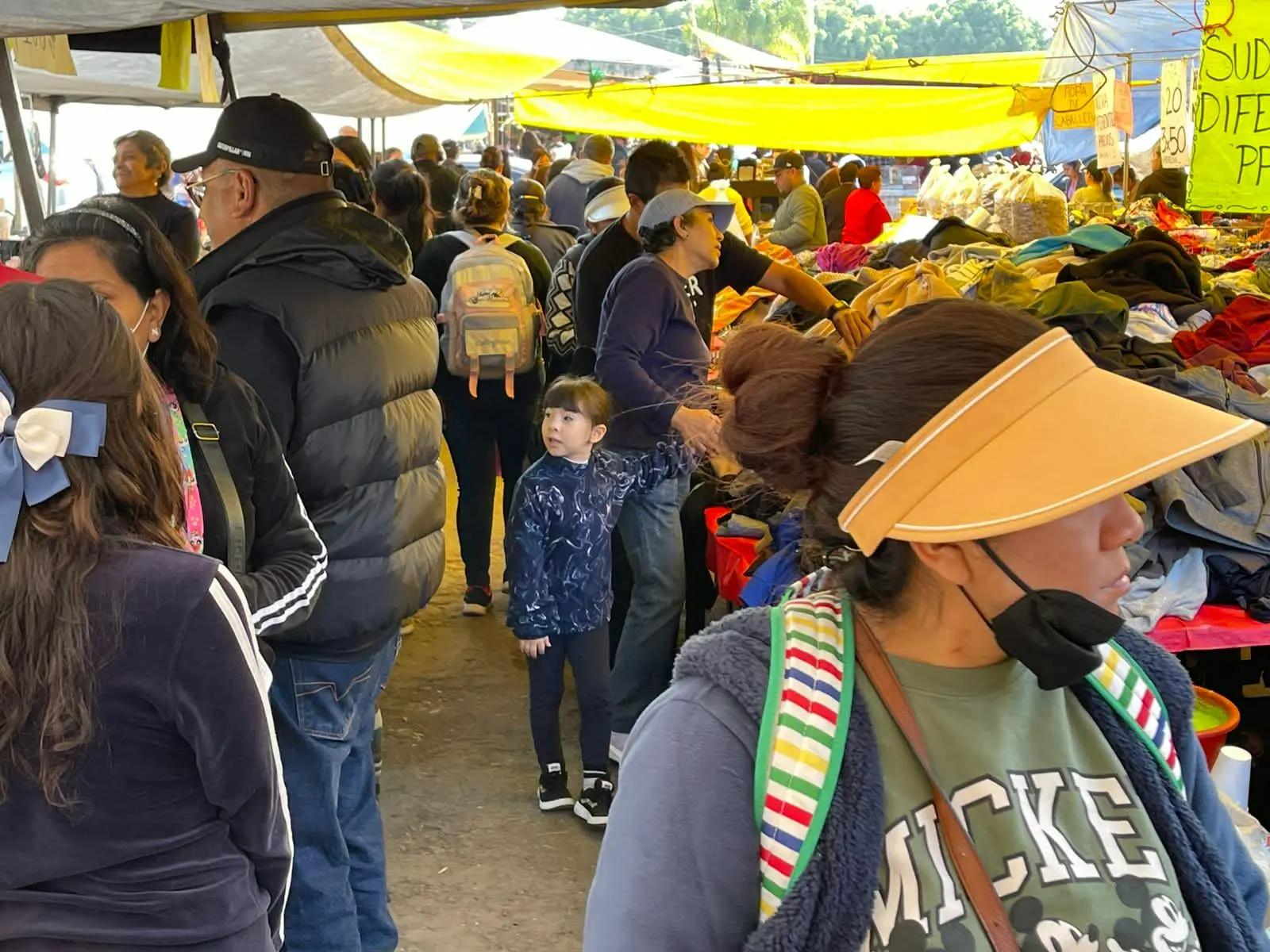 Tianguis abarrotados por las compras de último minuto