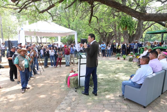Tiende la mano Alfonso Martínez a productores michoacanos
