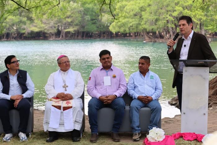 Tiende la mano Alfonso Martínez a productores michoacanos