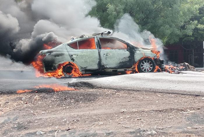 Tierra Caliente: Narcoenfrentamientos dejan al menos 6 vehículos quemados en bloqueos carreteros