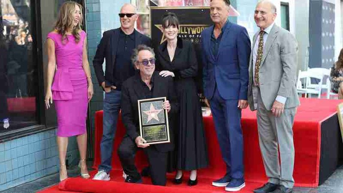 Tim Burton recibe estrella en el paseo de la fama de Hollywood