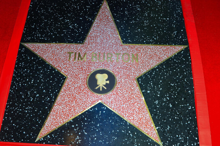 Tim Burton recibe su estrella en el Paseo de la Fama de Hollywood