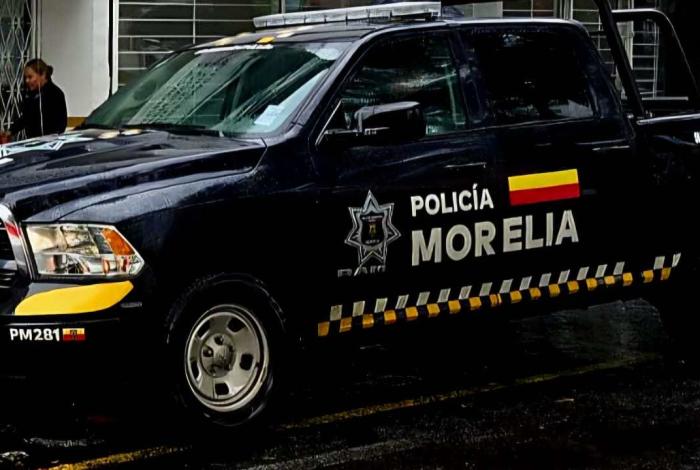 Timadores le intercambian papeles por dinero real a una ingenua mujer en Morelia