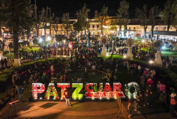 Todo un éxito el encendido del Árbol Navideño, la Caravana y el 10° aniversario del Nacimiento Monumental en Pátzcuaro