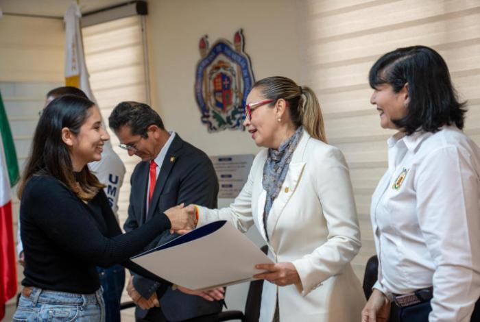 Toma de decisiones debe incidir de manera positiva en el entorno, señala Yarabí Ávila a recién titulados