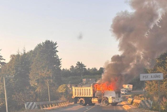 Toman carreteras y queman vehículos, tras enfrentamiento en La Cantera