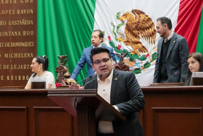 Toño Carreño presentó iniciativa de reforma constitucional para garantizar esquemas completos de vacunación en Michoacán