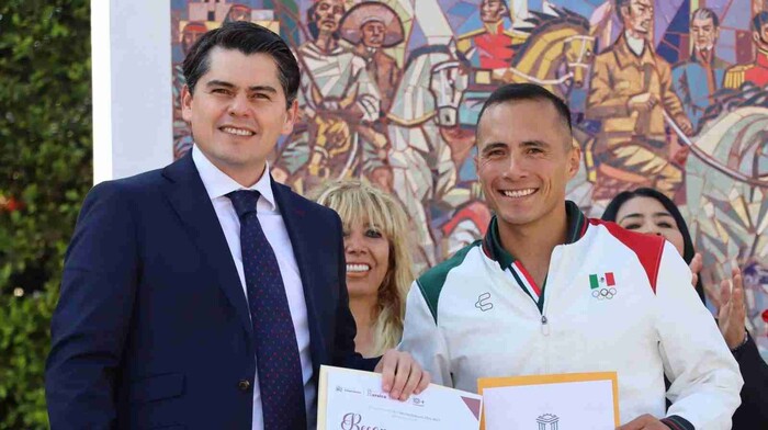 Toño Ixtláhuac entrega Premio Municipal del Deporte 2024 a Ever Jair Palma Olivares,