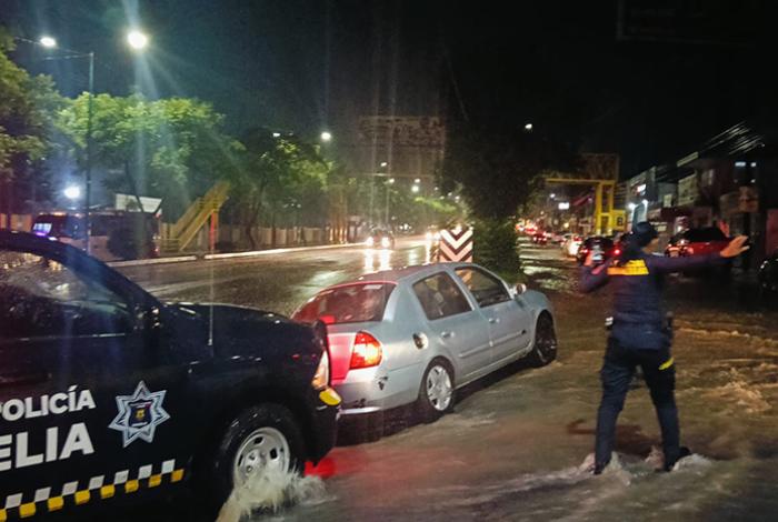 Tormenta causa encharcamientos y caos vial en Morelia