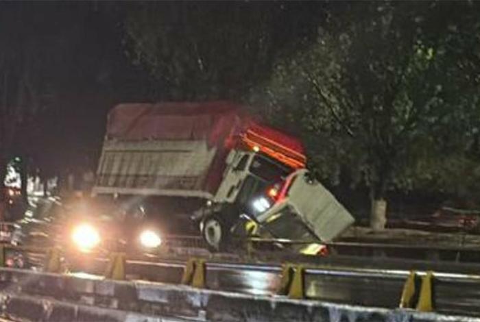 Torton choca contra señalética y queda sobre barandal en el Libramiento Norte de Morelia