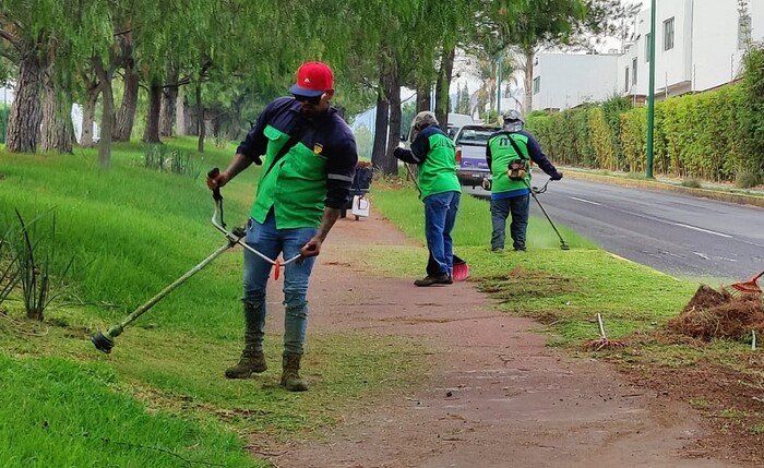 Trabaja Gobierno de Morelia en limpieza de camellones al sur de Morelia