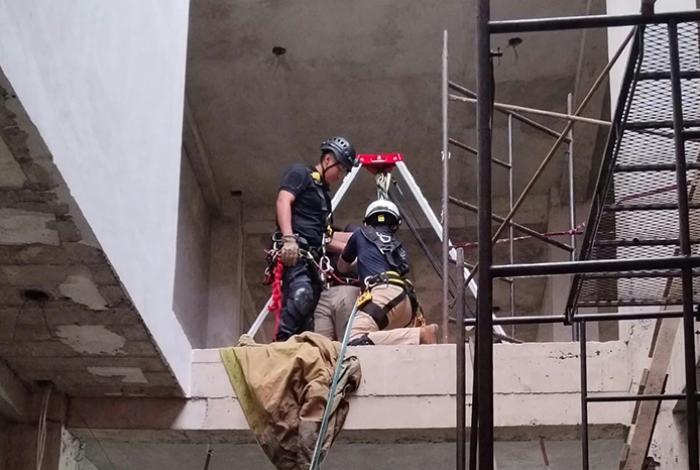 Trabajador de la construcción queda herido tras caer de un andamio, en Uruapan