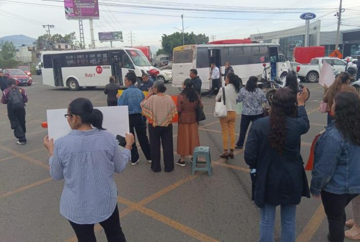 Trabajadores del Cobaem bloquean libramiento de Morelia;  exigen diálogo, pero los repliegan