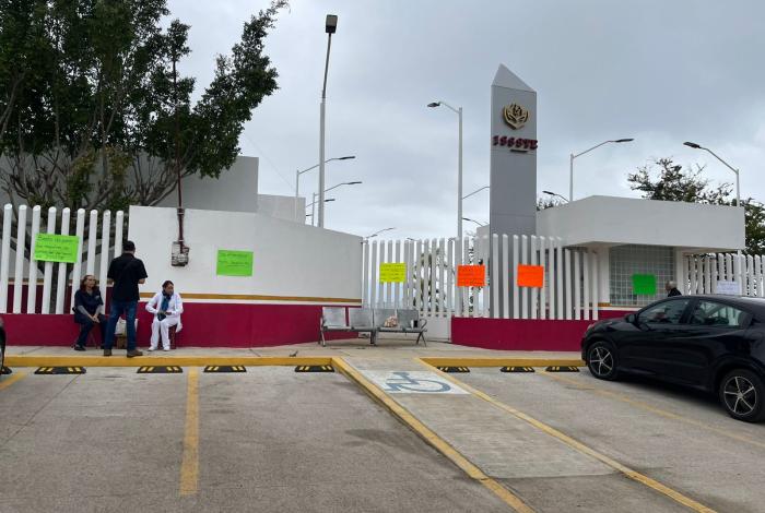 Trabajadores del ISSSTE inician paro laboral indefinido en Los Reyes