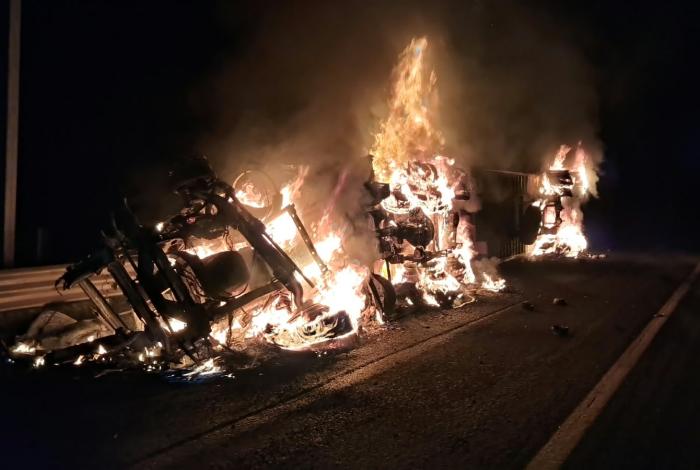 Tractocamión arde en llamas tras volcar en la Pátzcuaro-Cuitzeo cerca del entronque con la México-Guadalajara