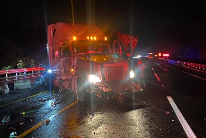 Tractocamión choca contra barreras de concreto en la Siglo XXI, sin saldo de heridos